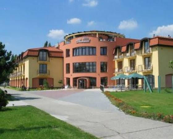 Wellness Hotel Thermal Sturovo Ngoại thất bức ảnh